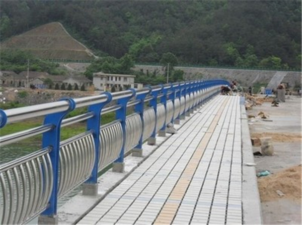 朝阳不锈钢桥梁护栏的特性及其在现代建筑中的应用